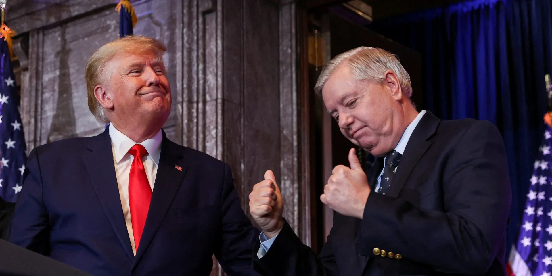 Дональд Трамп і сенатор Ліндсі Грем дають знак схвалення на зустрічі