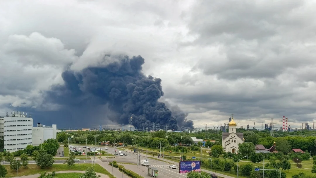 Пожежа на російському НПЗ після атаки українських дронів