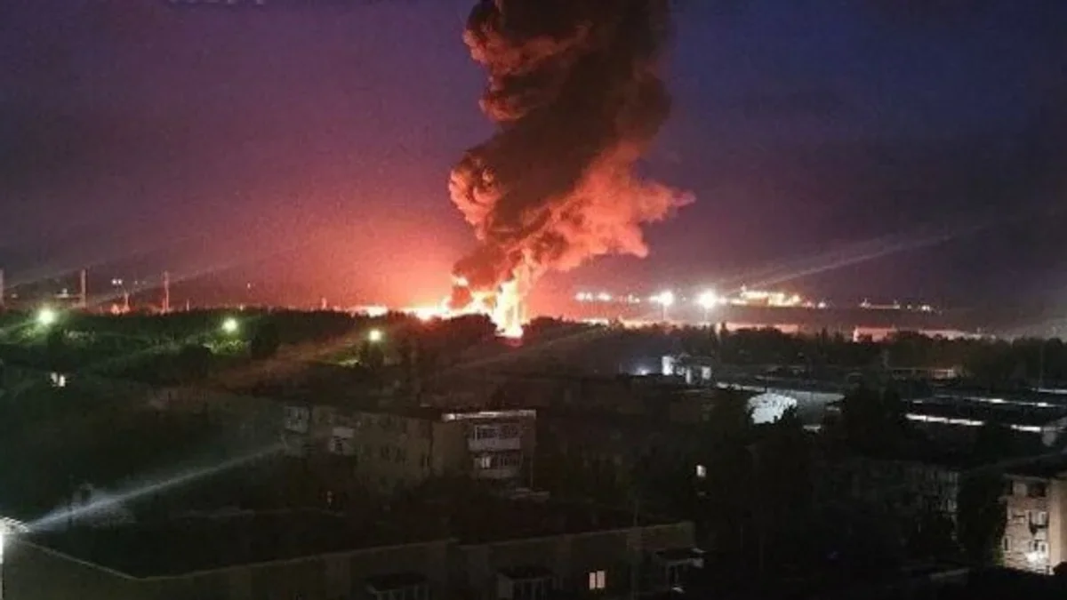 Нічний вибух і масштабна пожежа з червоним димом біля Новолипецького металургійного комбінату в Липецьку