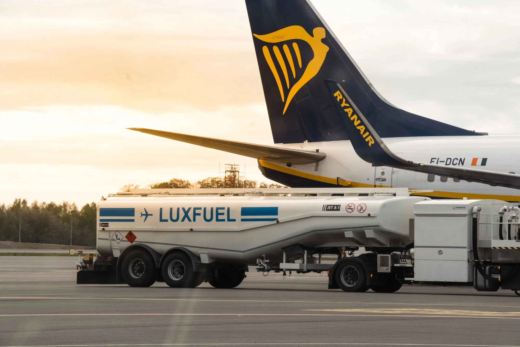 Паливозаправник Luxfuel біля літака Ryanair в аеропорту Європи