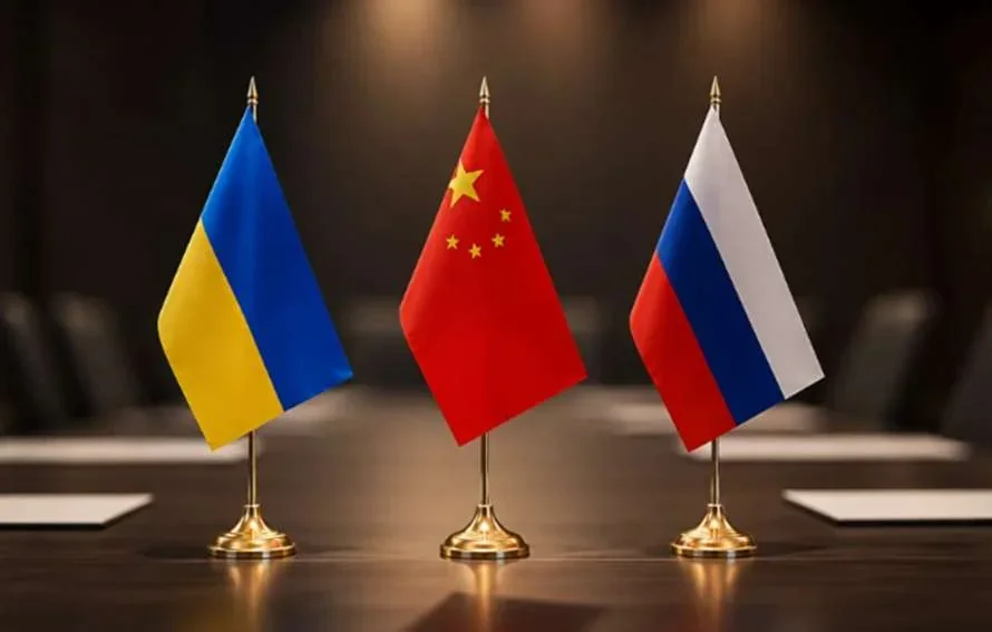 Прапори України, Китаю та Росії на столі переговорів