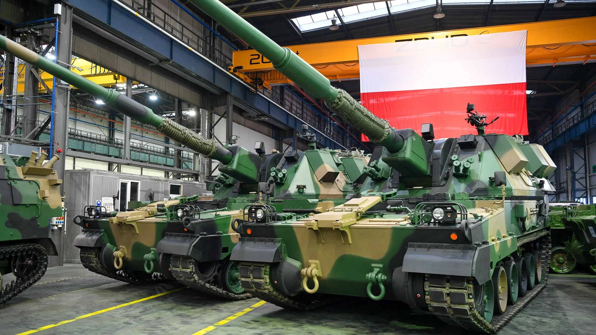 Польські гаубиці Krab у цеху з прапором під час військової допомоги Україні