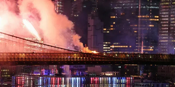 Пожежа на Бруклінському мосту під час феєрверку Macys Fourth of July