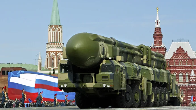 Російська міжконтинентальна ракета на параді в Москві на тлі Кремля