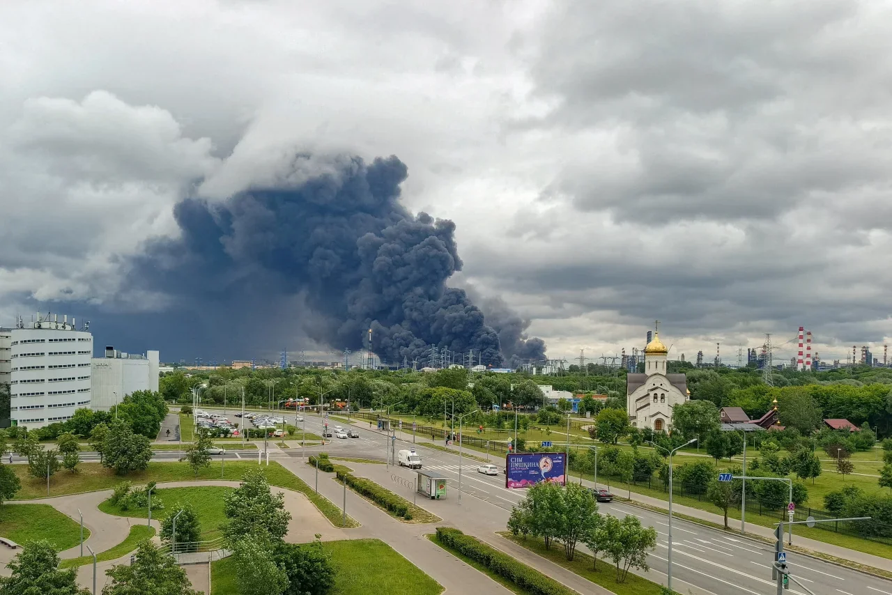 Чорний дим над промисловою зоною Москви після атаки дронів