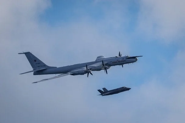 Російський Ту-142 Bear-F перехоплений британським винищувачем F-35B