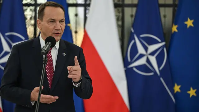 Президент Польщі Анджей Дуда виступає щодо планів Росії на тлі прапорів НАТО та ЄС