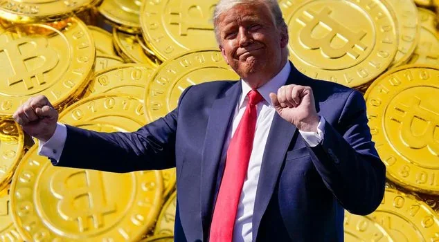Дональд Трамп з піднятими кулаками на тлі біткоїнів після доходу 2,2 млрд доларів