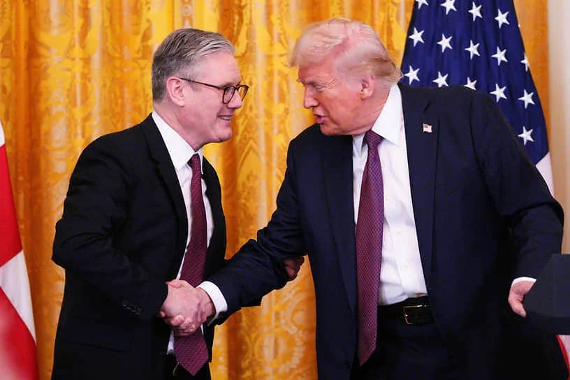 Кір Стармер і Дональд Трамп тиснуть руки на зустрічі