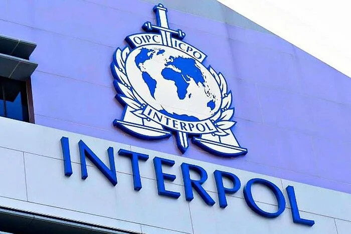 Логотип Інтерполу на будівлі щодо розшуку Нетаньягу Туреччиною
