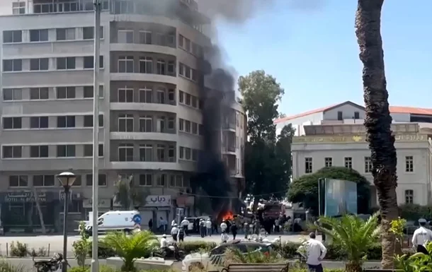 Пожежа та дим у будівлі в Дамаску після вибухів біля Макрона