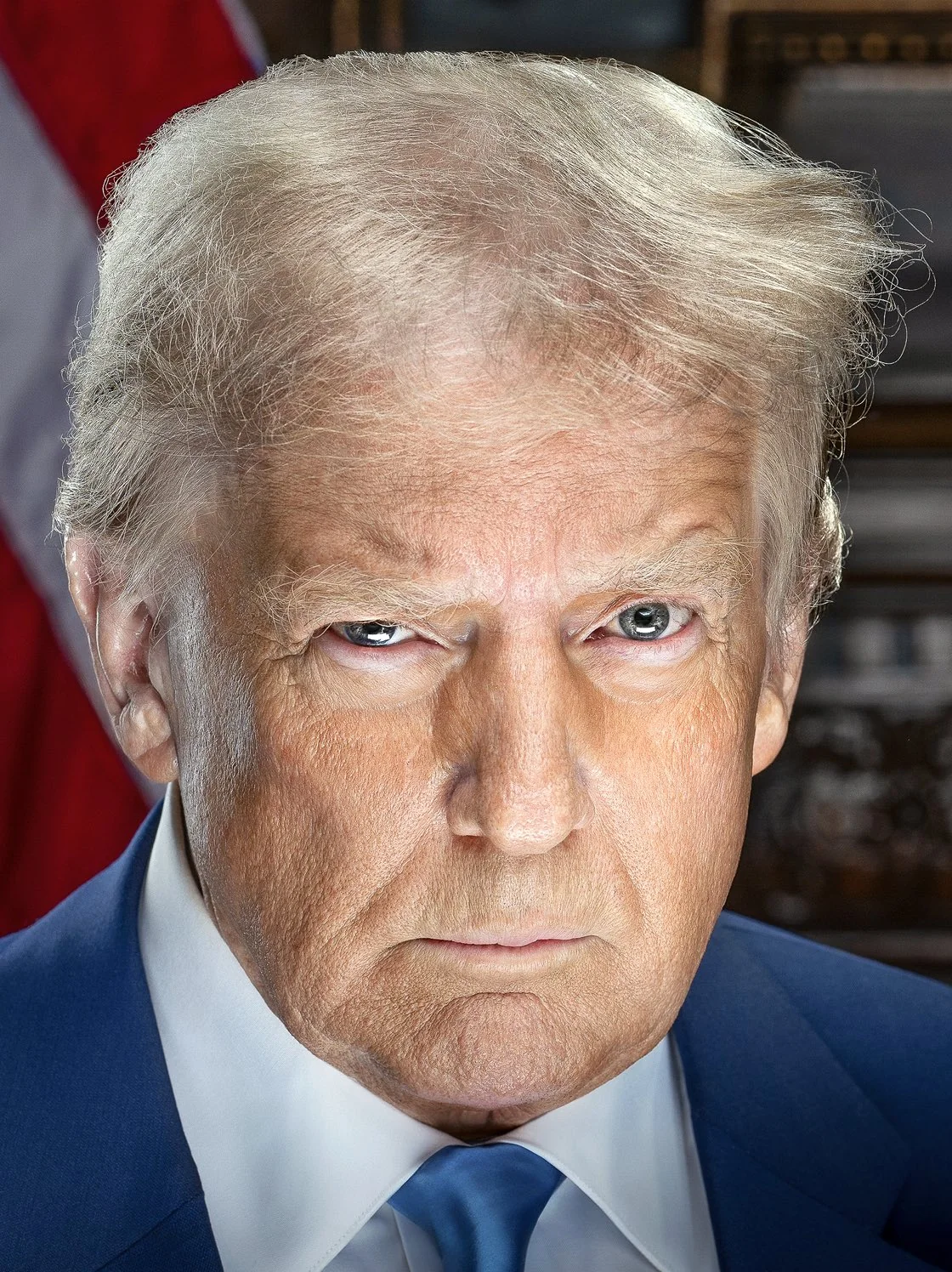 Серйозний портрет Дональда Трампа в синьому костюмі на тлі прапора США